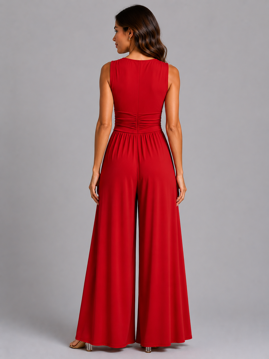 Femme portant une combinaison sans manches à col V et jambes larges, coloris rouge