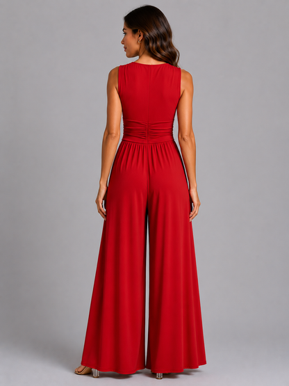 Femme portant une combinaison sans manches à col V et jambes larges, coloris rouge