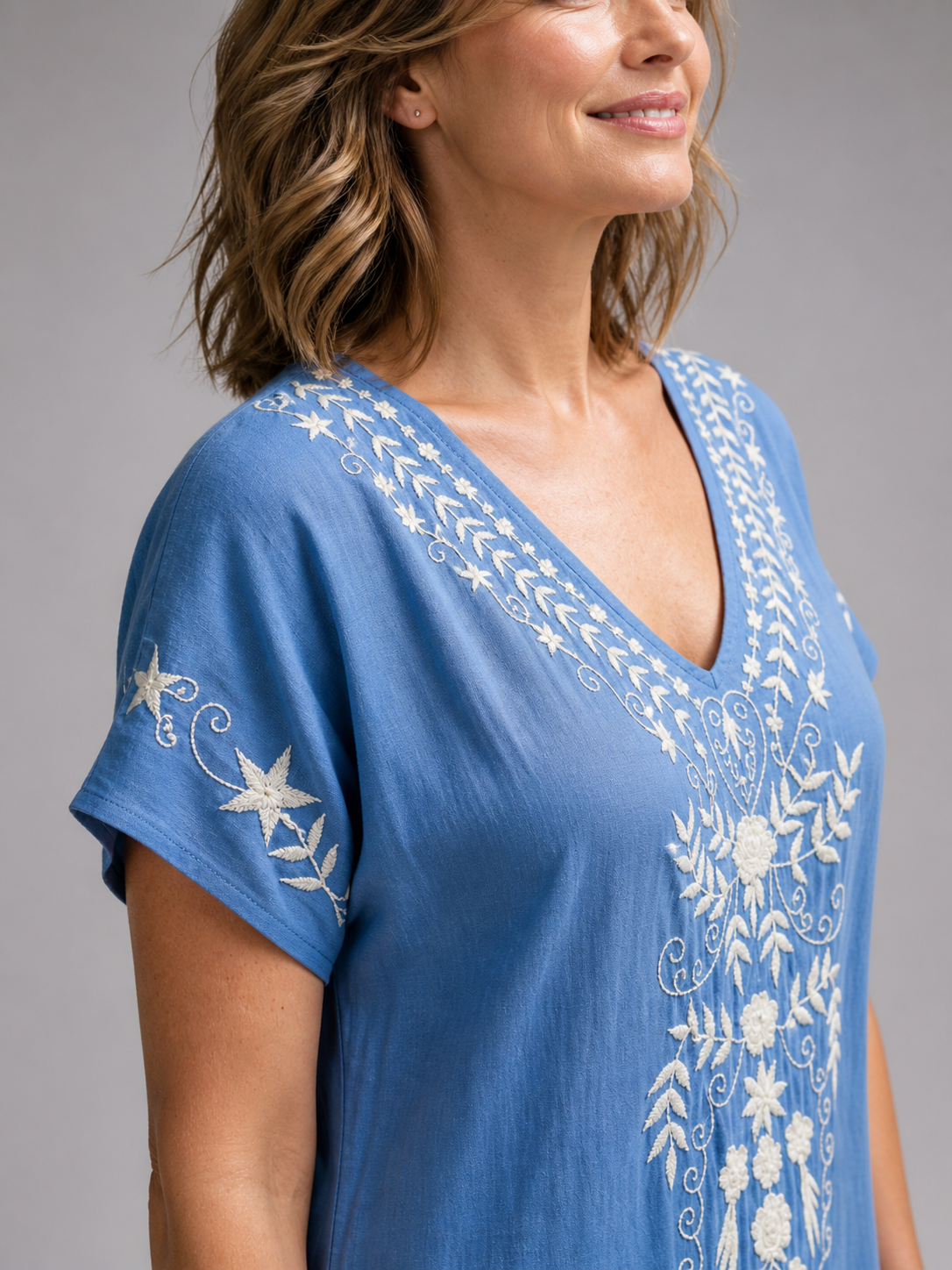 Thaïs — Robe longue brodée à manches courtes