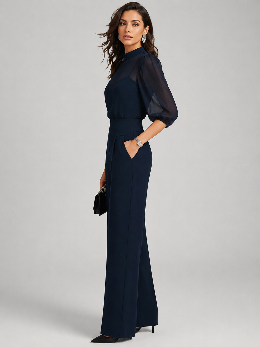 Femme portant un ensemble trois pièces avec blouse transparente et pantalon large, coloris bleu marine