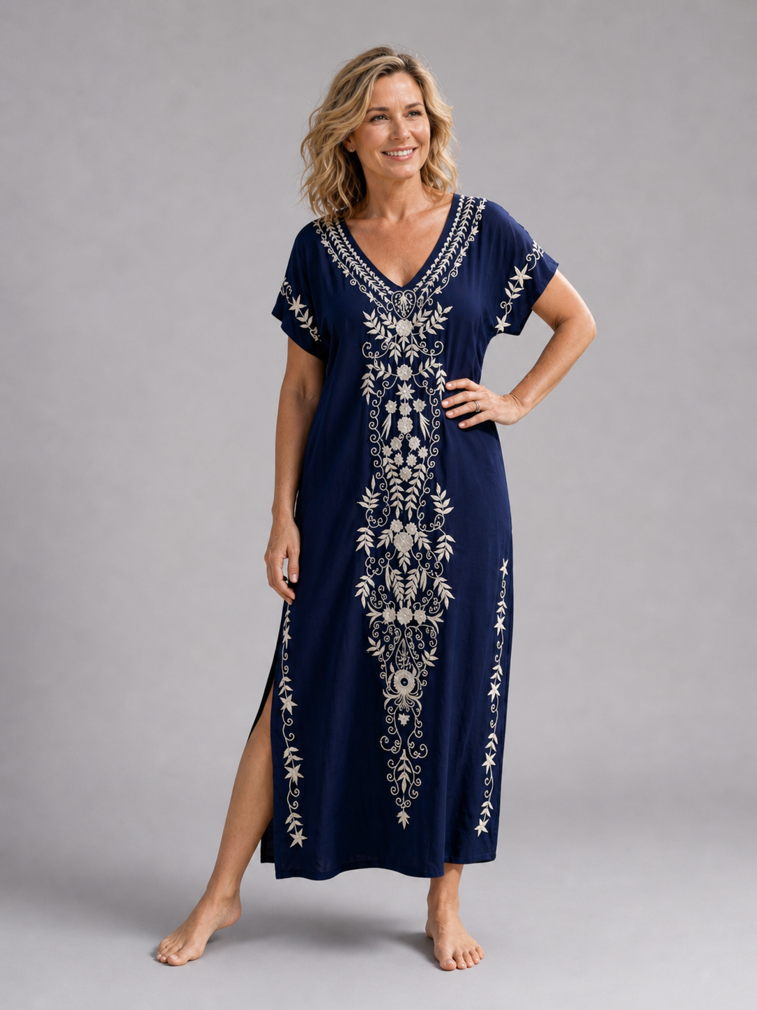 Thaïs — Robe longue brodée à manches courtes, coloris Bleu marine