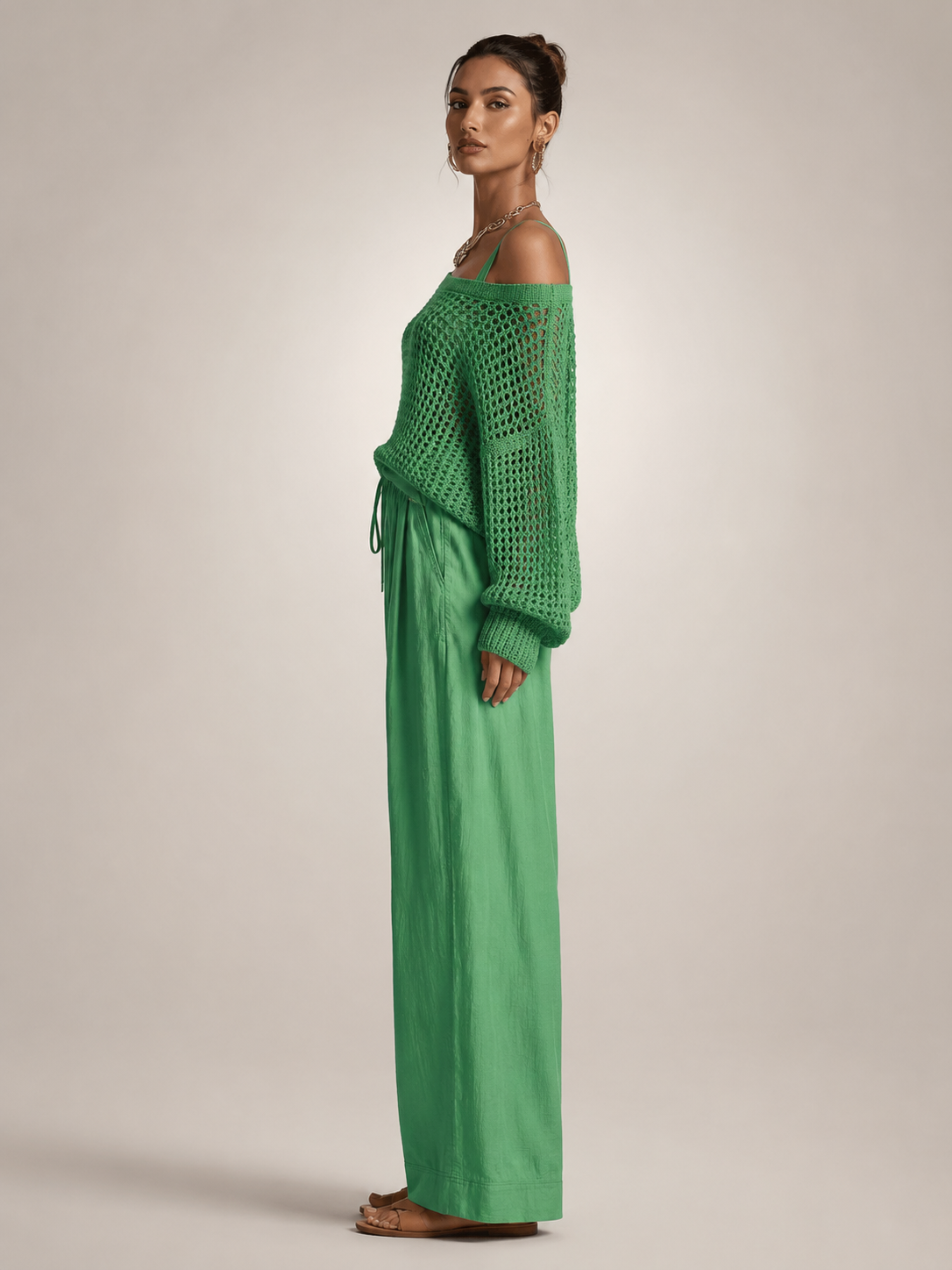 Femme portant un ensemble deux pièces avec haut en maille épaules dénudées et pantalon large, coloris vert