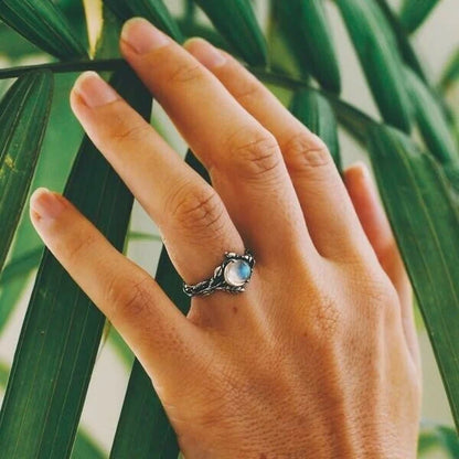 Lune des Bois | Bague argentée avec pierre bleu clair et motif de feuilles – Vue 03