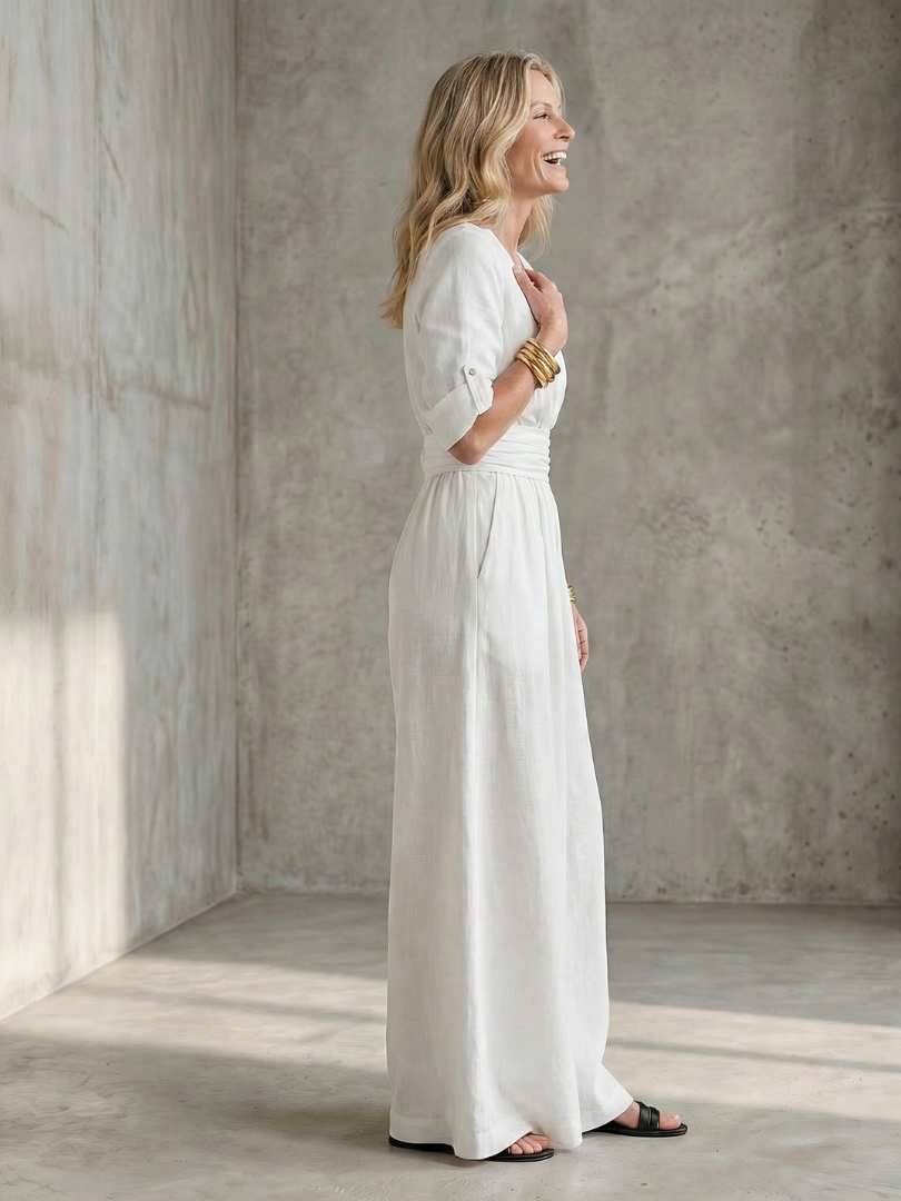 Femme portant une combinaison à haut croisé et jambes larges, coloris blanc