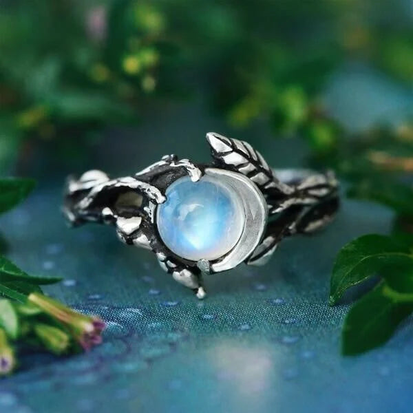 Lune des Bois | Bague argentée avec pierre bleu clair et motif de feuilles – Vue 02