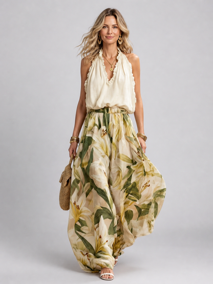 Femme portant un ensemble deux pièces avec blouse dos-nu et pantalon large à imprimé fleuri