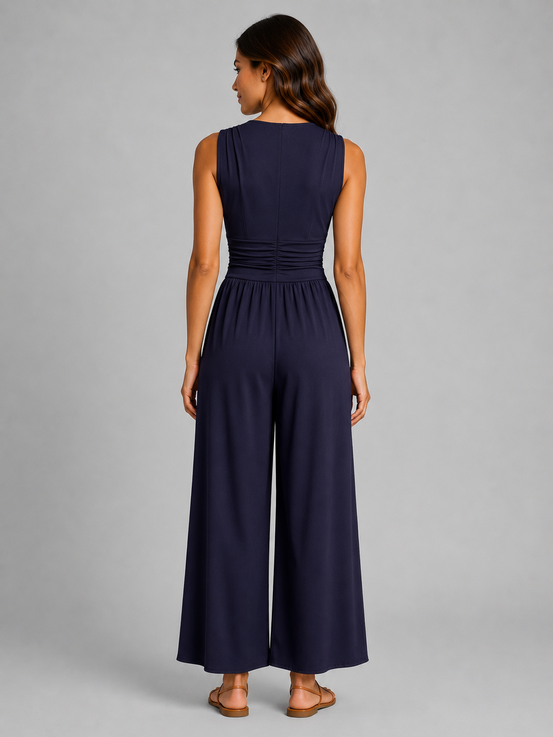 Femme portant une combinaison sans manches à col V et jambes larges, coloris bleu marine