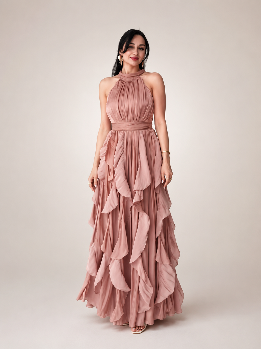 Séraphine — Robe longue à col licou et volants cascade, coloris Rose nude