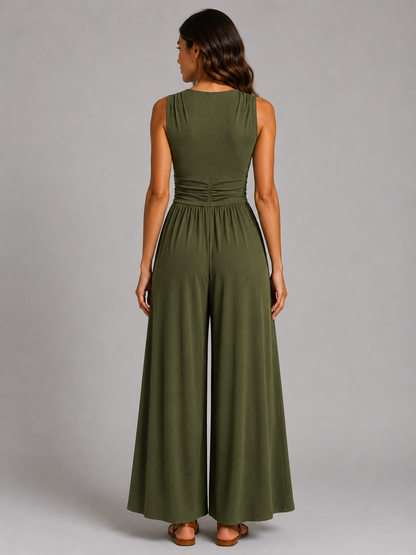 Femme portant une combinaison sans manches à col V et jambes larges, coloris vert kaki