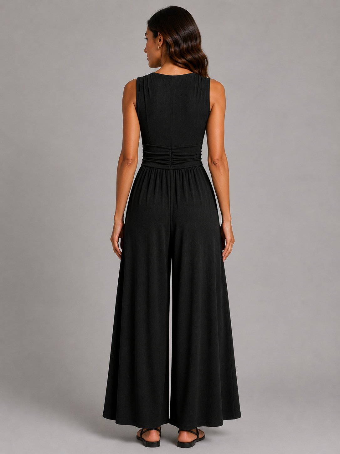 Femme portant une combinaison sans manches à col V et jambes larges, coloris noir