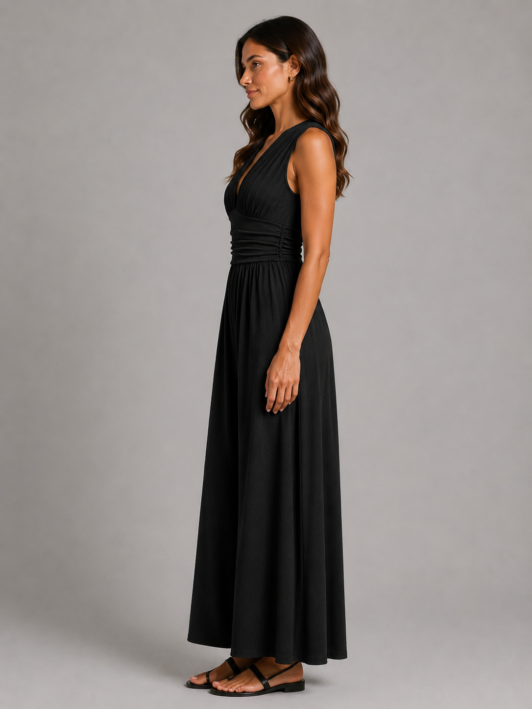 Femme portant une combinaison sans manches à col V et jambes larges, coloris noir
