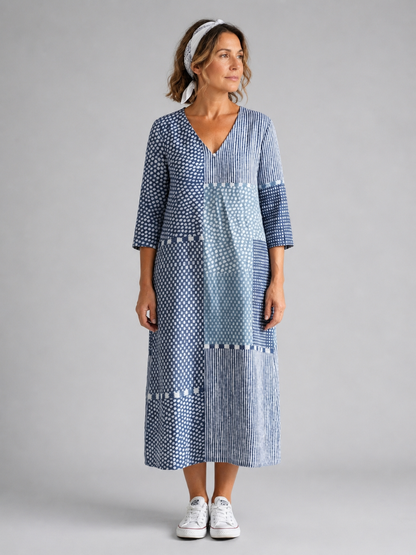 Doriane — Robe midi patchwork à col V, coloris Bleu patchwork