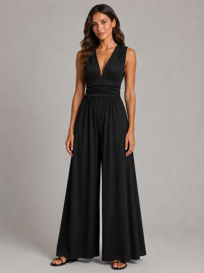 Femme portant une combinaison sans manches à col V et jambes larges, coloris noir