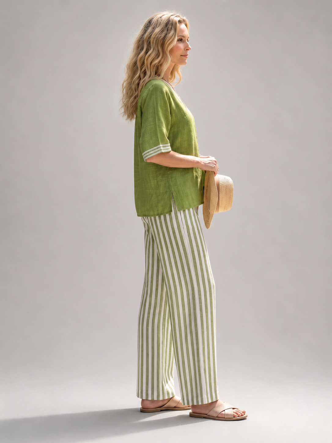 Femme portant un ensemble deux pièces avec tunique col V et pantalon large à rayures, coloris vert