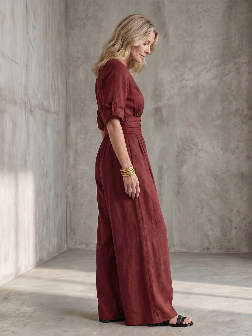 Femme portant une combinaison à haut croisé et jambes larges, coloris rouge