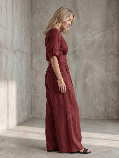 Femme portant une combinaison à haut croisé et jambes larges, coloris rouge