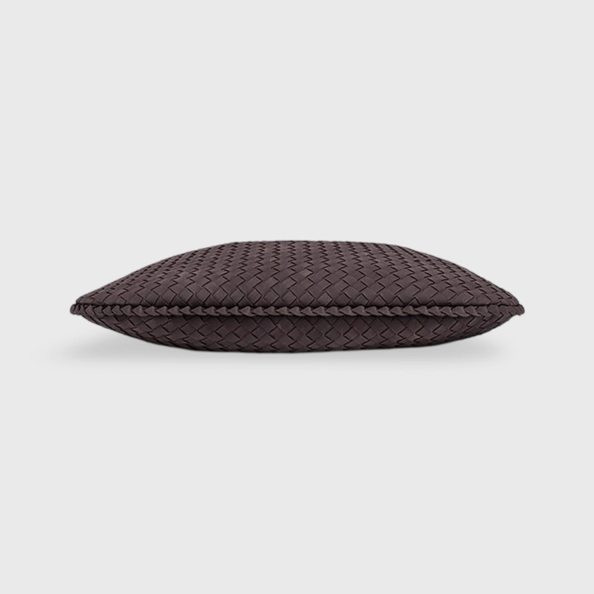 Sac en daim tressé XL brun foncé porté à l'épaule
