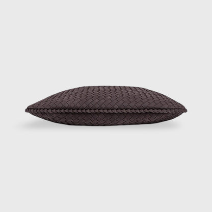 Sac en daim tressé XL brun foncé porté à l'épaule