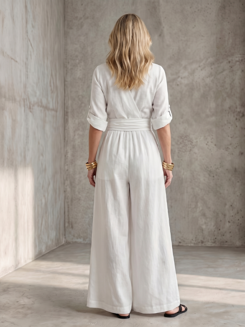 Femme portant une combinaison à haut croisé et jambes larges, coloris blanc