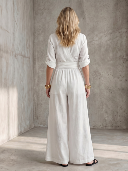 Femme portant une combinaison à haut croisé et jambes larges, coloris blanc