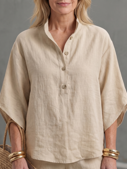 Femme portant un ensemble deux pièces avec tunique boutonnée et pantalon droit, coloris beige