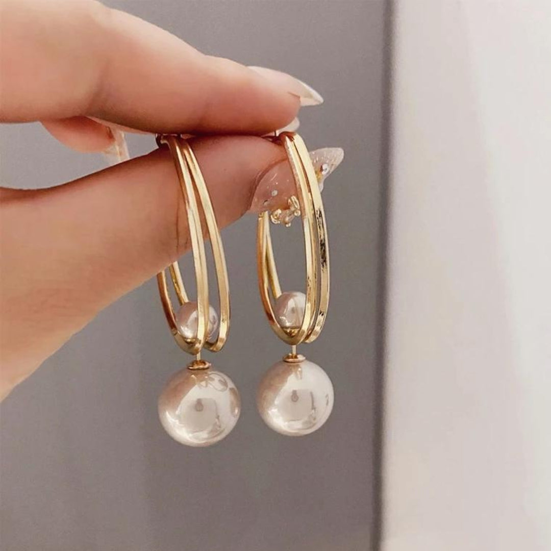 Cascade Ovale | Boucles d'oreilles dorées avec cadre ovale et perles blanches – Vue 01