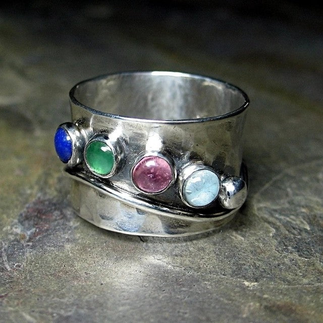 Bague large argentée avec quatre pierres rondes colorées