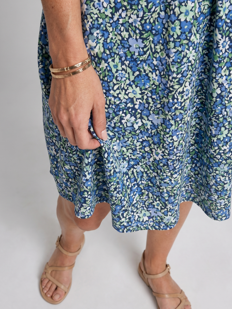 Aurélie — Robe boutonnée à col V et imprimé fleuri