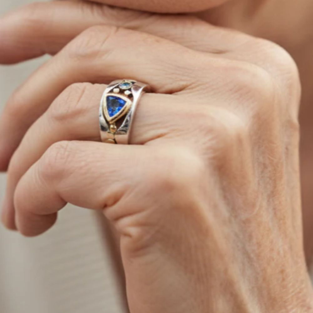 Triangle Bleu | Bague large argentée avec pierres bleues – Vue 01