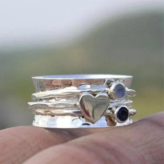 Cœur Pivotant | Bague tournante large argentée avec cœur et pierres bleues – Vue 01