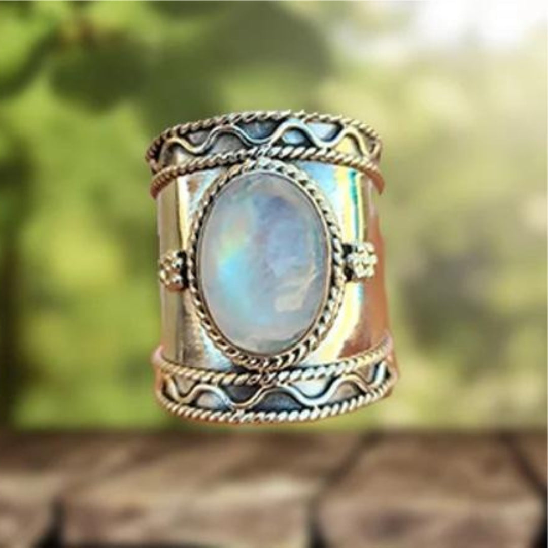 Surface Irisée | Bague large argentée avec grande pierre chatoyante – Vue 01
