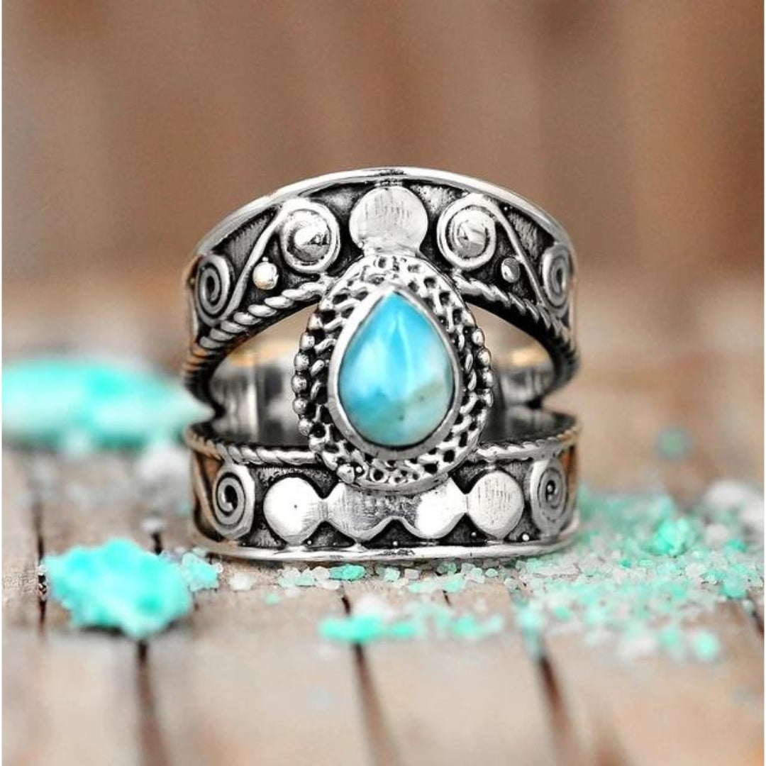 Oasis Goutte | Bague large argentée avec pierre turquoise en forme de goutte – Vue 01