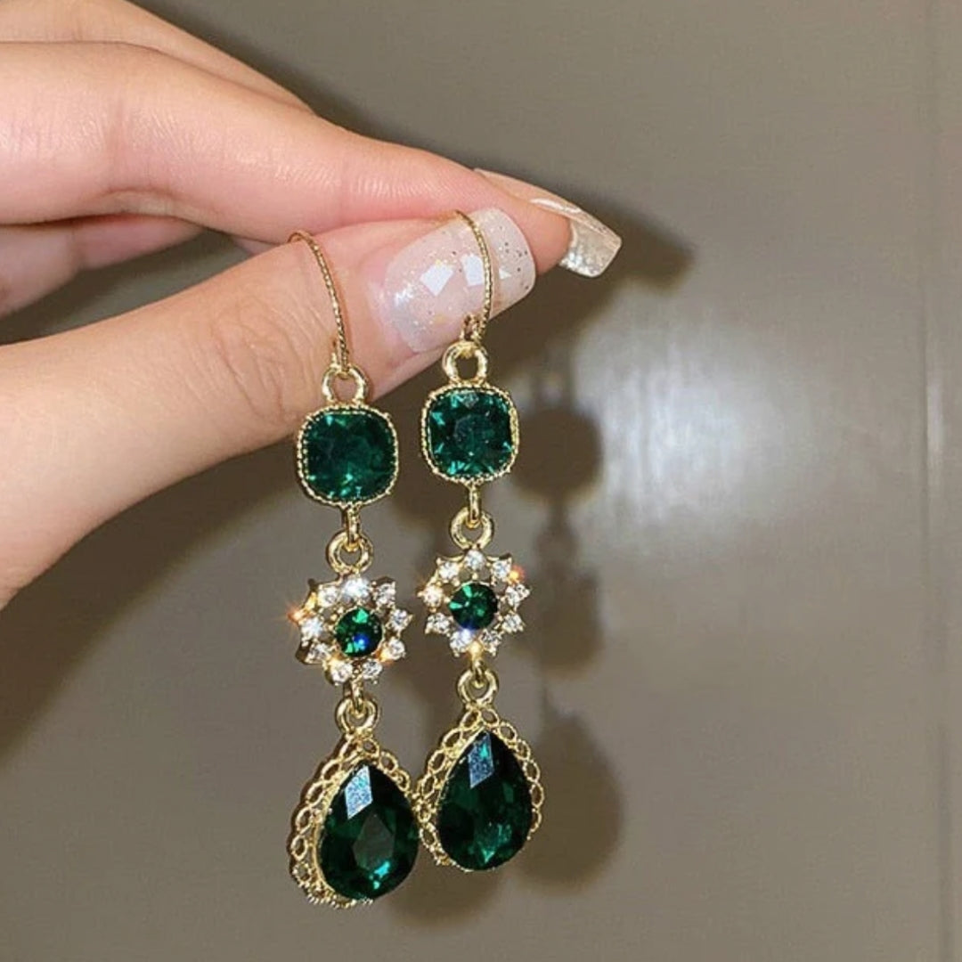 Cascade Verte | Boucles d'oreilles dorées avec pierres vertes – Vue 01
