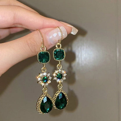 Cascade Verte | Boucles d'oreilles dorées avec pierres vertes – Vue 01