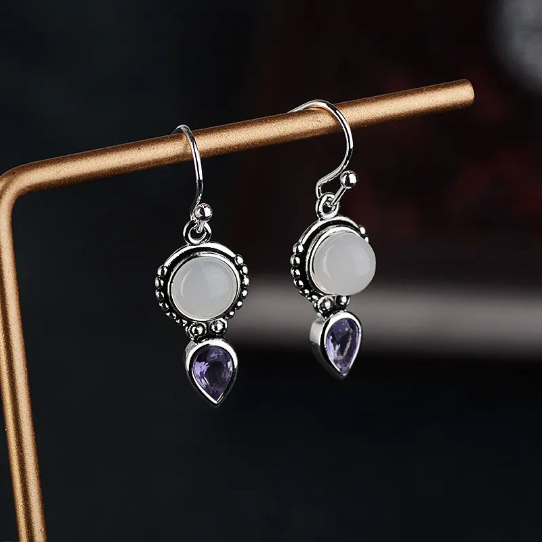 Lilas Laiteux | Boucles d'oreilles argentées avec pierre blanche ronde et goutte violette – Vue 01