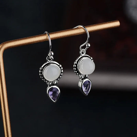 Lilas Laiteux | Boucles d'oreilles argentées avec pierre blanche ronde et goutte violette – Vue 01