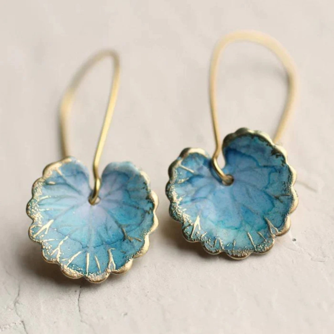 Feuille Bleue | Boucles d'oreilles dorées en forme de feuille bleue – Vue 01