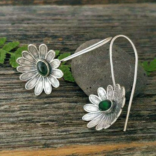 Marguerite | Boucles d'oreilles fleurs argentées avec pierre verte – Vue 01