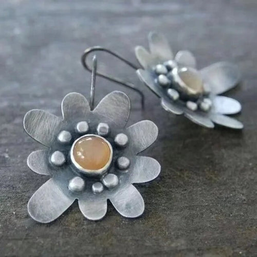 Pâquerette | Boucles d'oreilles en forme de fleur avec pierre claire – Vue 01