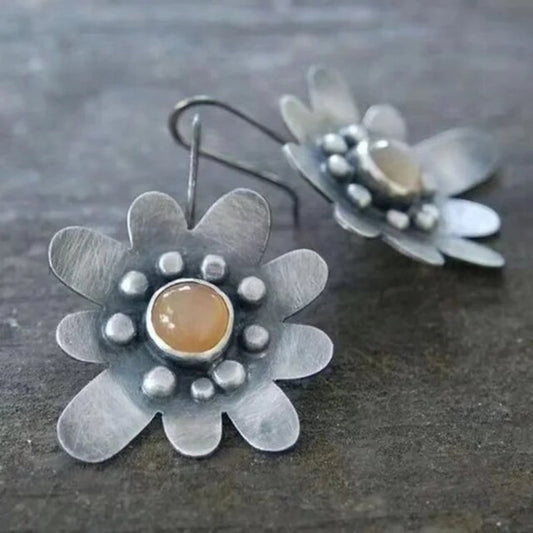 Pâquerette | Boucles d'oreilles en forme de fleur avec pierre claire – Vue 01