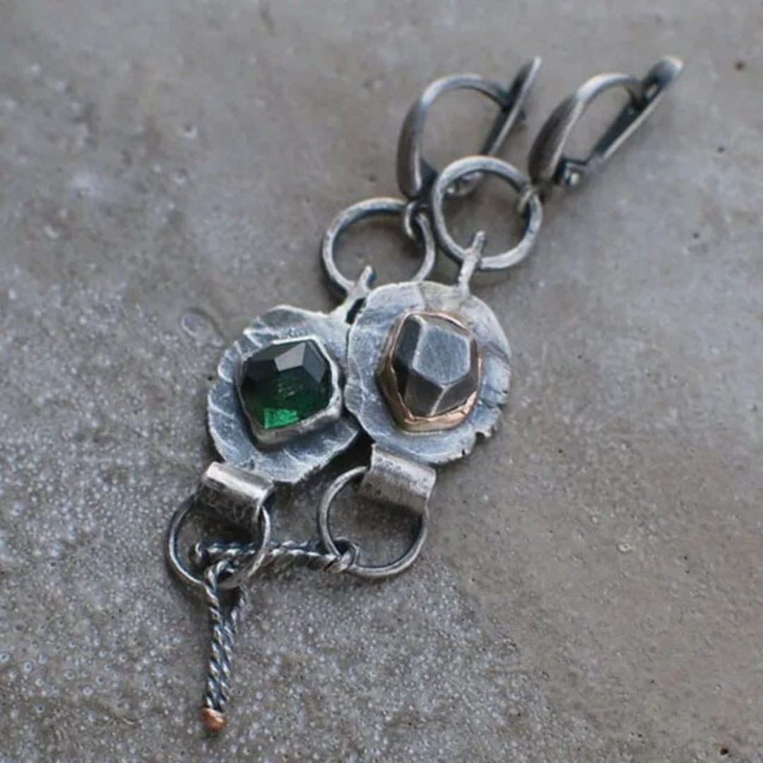 Pierre Enchaînée | Longues boucles d'oreilles avec pierre verte et pierre claire – Vue 01