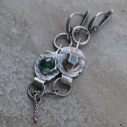 Pierre Enchaînée | Longues boucles d'oreilles avec pierre verte et pierre claire – Vue 01