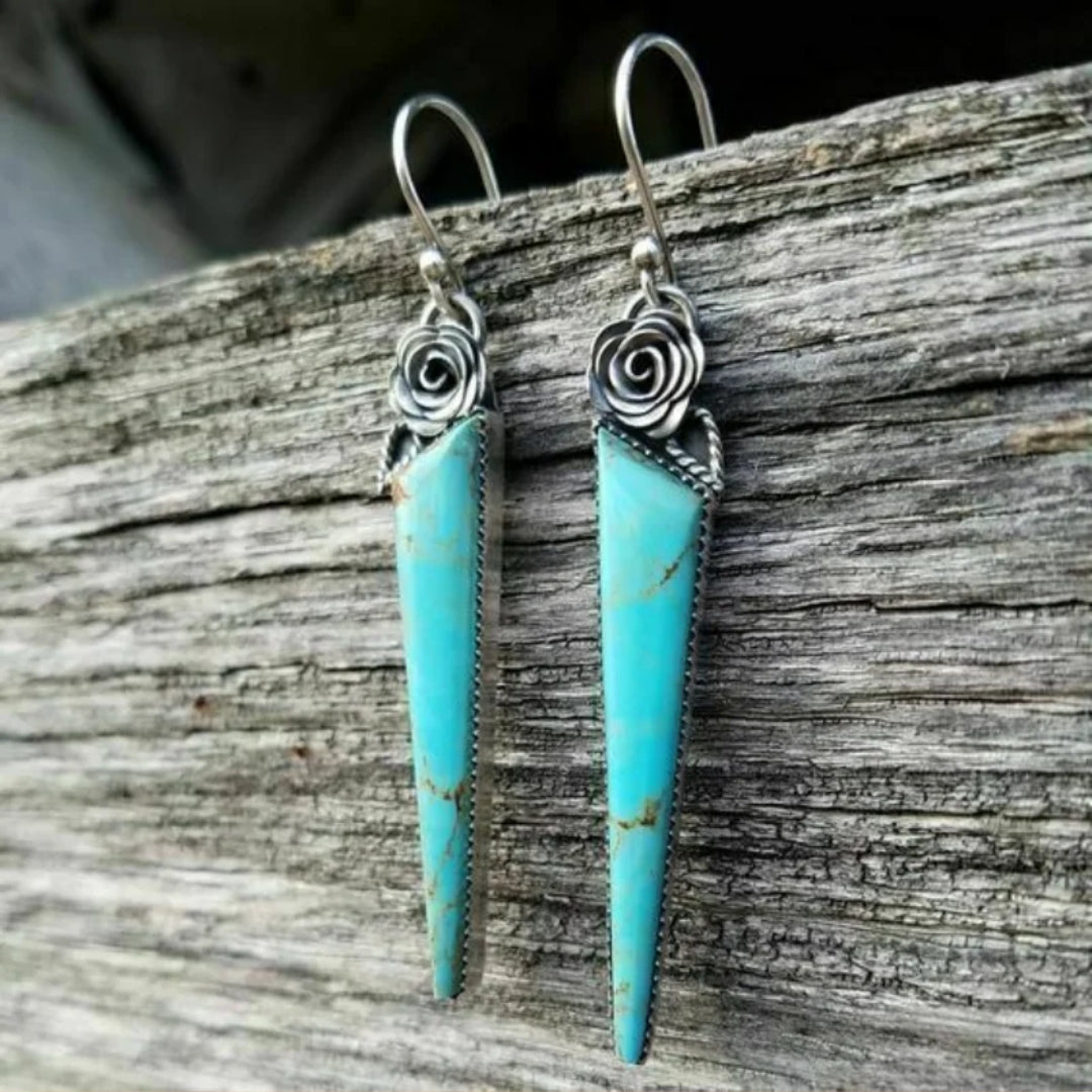 Pointe de Rose | Boucles d'oreilles argentées avec pierre turquoise pointue – Vue 01