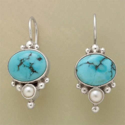 Ovale Marin | Boucles d'oreilles argentées avec pierre turquoise et perle blanche – Vue 01