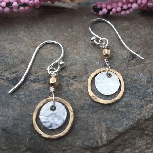 Feuille Ondulée | Boucles d'oreilles en forme de feuille ondulée en deux tons de métal – Vue 01