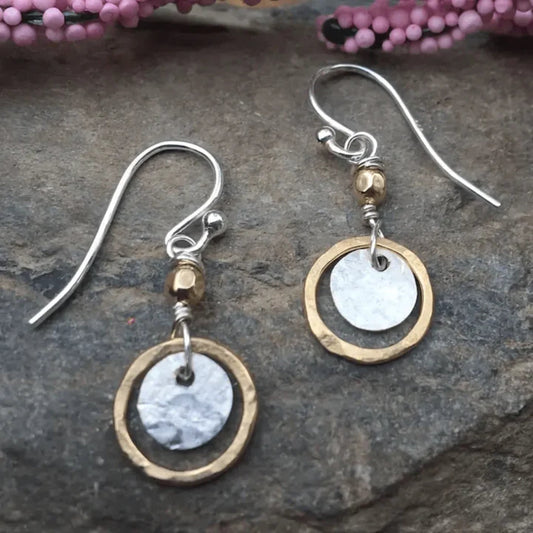 Feuille Ondulée | Boucles d'oreilles en forme de feuille ondulée en deux tons de métal – Vue 01