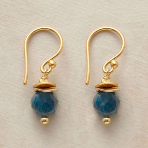 Perle Bleue | Boucles d'oreilles dorées avec pierre bleue facettée – Vue 01