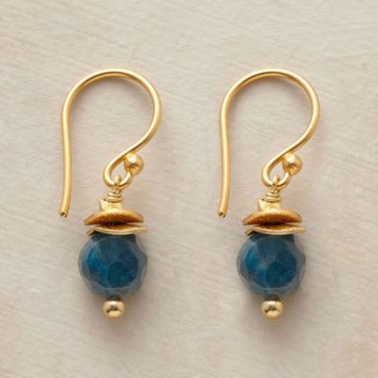 Perle Bleue | Boucles d'oreilles dorées avec pierre bleue facettée – Vue 01