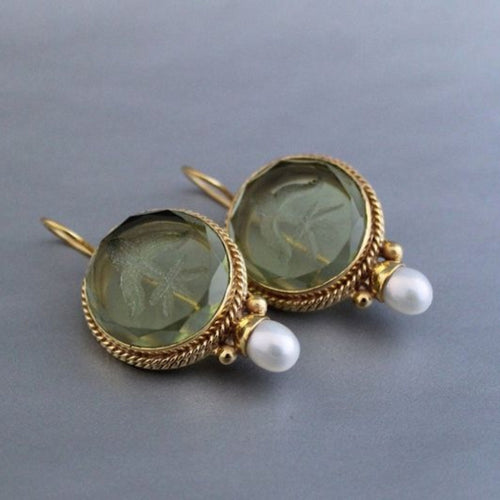 Motif Vert | Boucles d'oreilles dorées avec pierre verte et goutte blanche – Vue 01