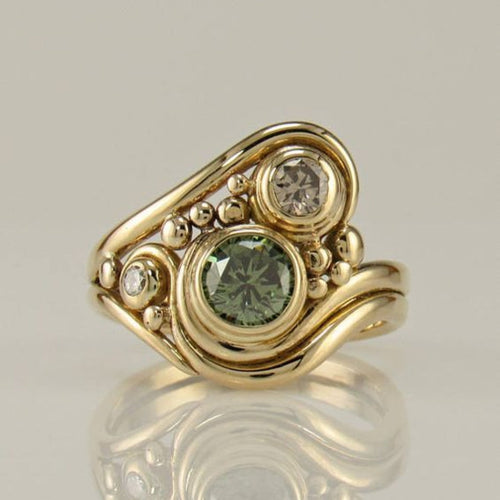 Volute Verte | Bague dorée avec pierre verte et pierres claires – Vue 01